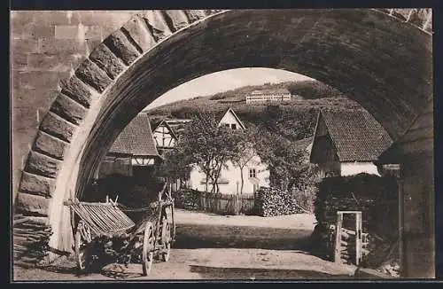 AK Sackenbach a. M., Blick auf das Maria-Theresia-Heim durch Tor