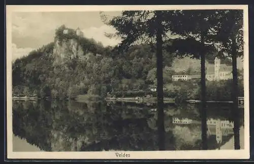 AK Veldes, Ortspartie mit Burg vom Wasser aus