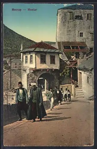 AK Mostar, Blick auf Strassenszene mit Männern und verfallene Häuser