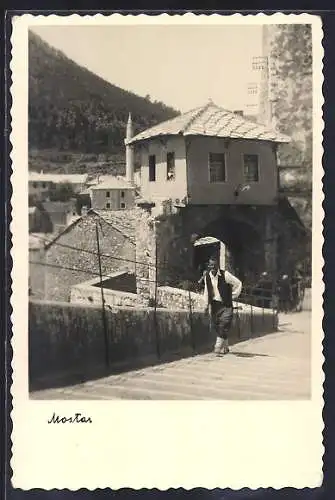 AK Mostar, Mann auf einer Treppe