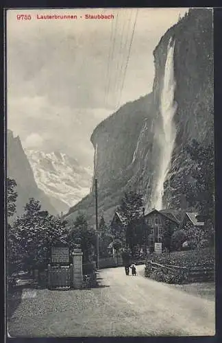 AK Lauterbrunnen, Strassenpartie mit Blick zum Staubbach