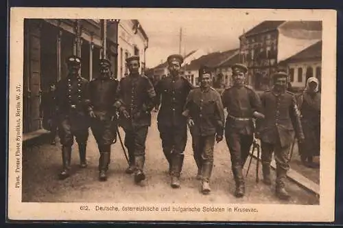 AK Krusevac, Deutsche, österr. u. bulgar. Soldaten in Uniform auf einer Strasse des Ortes