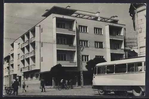 AK Aleksinac, Strassenpartie mit einem Autobus