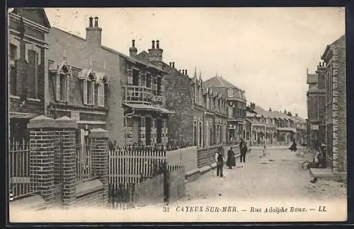 AK Cayeux-sur-Mer, Rue Adolphe Roux avec maisons et passants