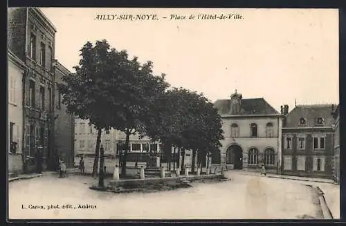 AK Ailly-sur-Noye, Place de l`Hôtel-de-Ville avec arbres et bâtiments historiques