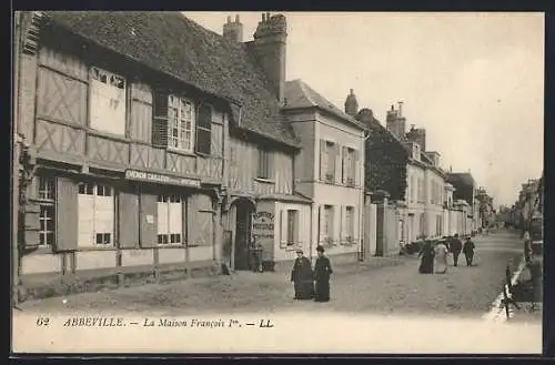 AK Abbeville, La Maison Francois Ier et rue animée