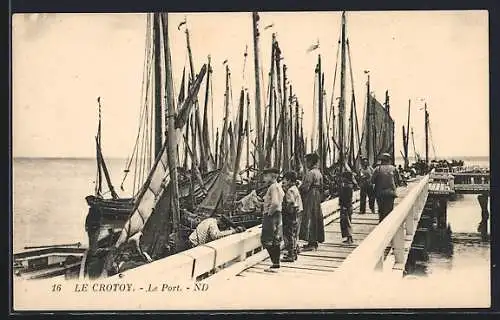 AK Le Crotoy, Le Port avec des bateaux et des gens sur le quai