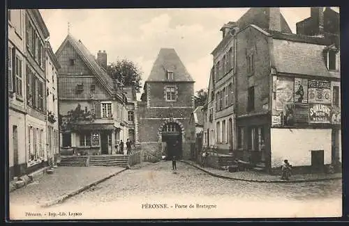 AK Péronne, Porte de Bretagne et rue pavée avec bâtiments historiques