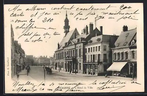 AK Péronne, L`Hôtel de Ville et la place animée avec passants et boutiques