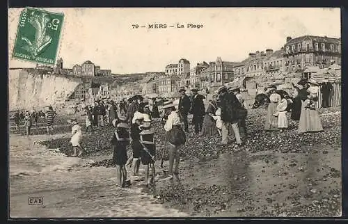 AK Mers, La Plage animée avec des baigneurs et promeneurs sur le sable et galets