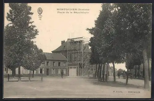 AK Montdidier, Place de la République avec échafaudage et bâtiments adjacents