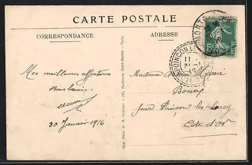 AK Montdidier, Place de la République avec échafaudage et bâtiments adjacents