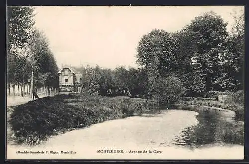 AK Montdidier, Avenue de la Gare et paysage verdoyant