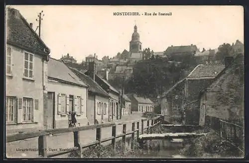 AK Montdidier, Rue de Breteuil avec vue sur l`église et les maisons adjacentes