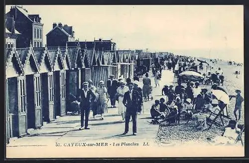 AK Cayeux-sur-Mer, Les Planches animées avec cabines de plage et promeneurs