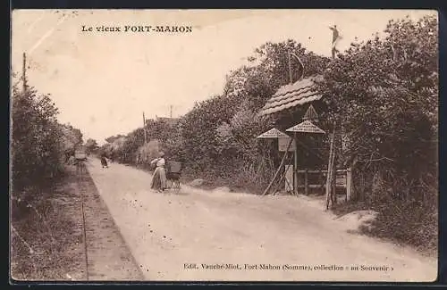 AK Fort-Mahon, Le vieux Fort-Mahon avec route bordée d`arbres et kiosque en bois