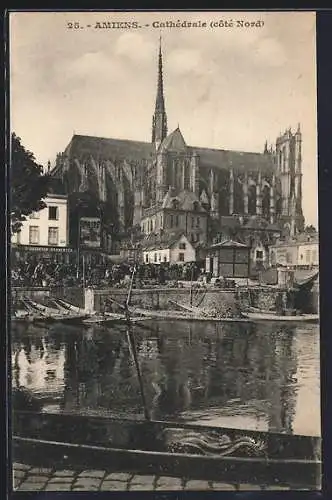 AK Amiens, Cathédrale (côté Nord) avec vue sur le canal et les barques
