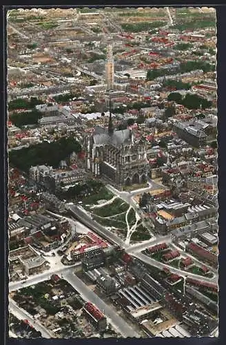 AK Amiens, Vue aérienne de la cathédrale et de la ville environnante