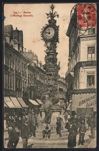 AK Amiens, L`Horloge Dewailly et la foule animée dans la rue