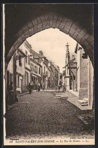 AK Saint-Valéry-sur-Somme, La Rue de Nevers sous l`arche