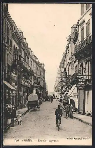 AK Amiens, Rue des Trois-Cailloux animée avec passants et commerces
