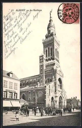 AK Albert, La Basilique et la foule sur la place