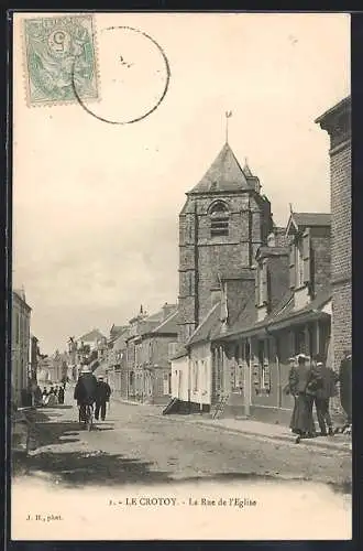 AK Le Crotoy, La Rue de l`Église avec passants et bâtiments historiques
