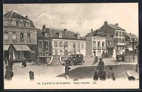 AK Cayeux-sur-Mer, Place Courbet avec voitures et passants