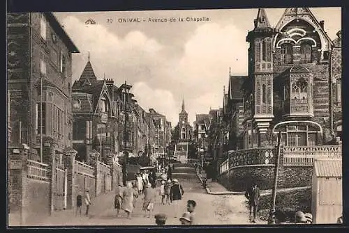 AK Onival, Avenue de la Chapelle avec architecture pittoresque et passants