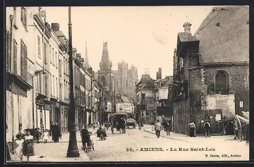AK Amiens, La Rue Saint-Leu avec vue sur la cathédrale en arrière-plan
