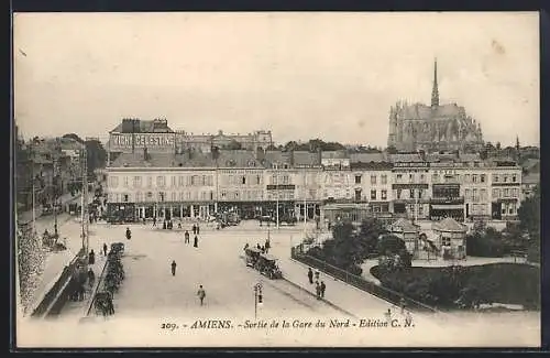 AK Amiens, Sortie de la Gare du Nord avec vue sur la cathédrale