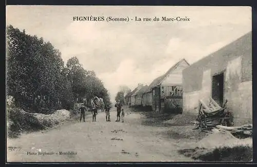 AK Fignières, La rue du Marc-Croix