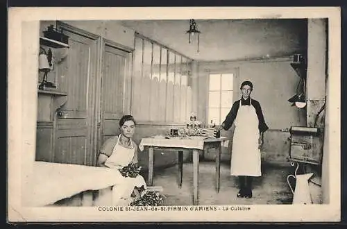 AK St-Jean-de-St-Firmin-d`Amiens, La Cuisine de la colonie avec personnel en tablier