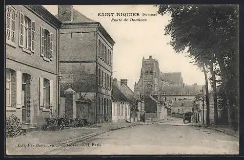 AK Saint-Riquier, Route de Doullens et vue sur l`église en arrière-plan