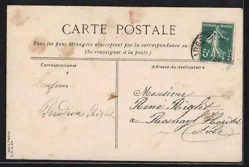 AK Abbeville, La Place Courbet avec calèches et fontaine élégante