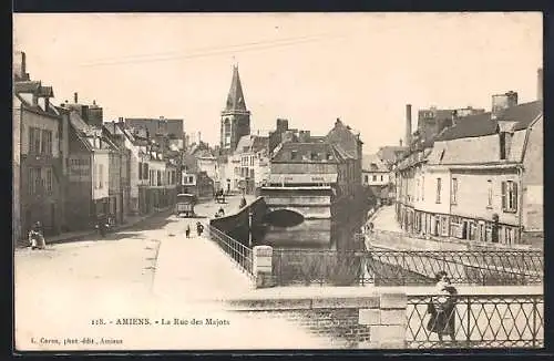 AK Amiens, La Rue des Majots avec tramway et vue sur l`église