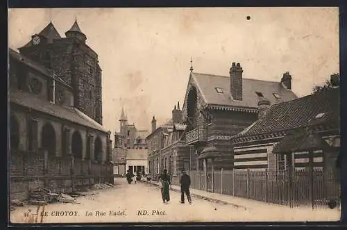 AK Le Crotoy, La Rue Eudel avec église et passants