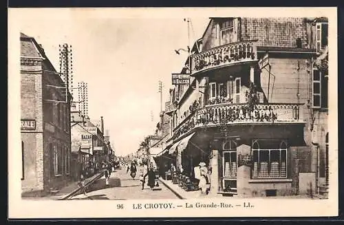 AK Le Crotoy, La Grande-Rue animée avec boutiques et passants