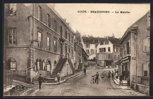 AK Beaucourt, La Mairie et rue animée avec cycliste et piétons