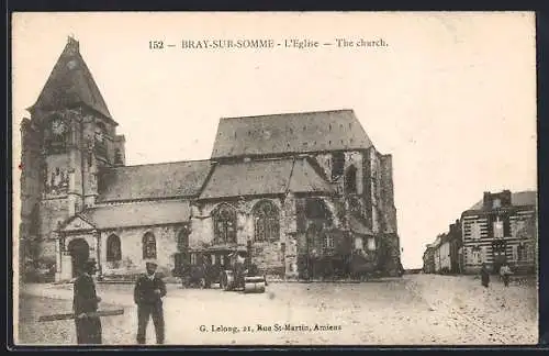 AK Bray-sur-Somme, L`Église et la place avec personnages et voiture