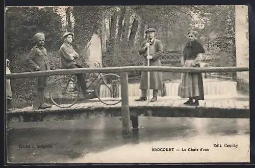 AK Brocourt, La Chute d`eau et personnages sur le pont