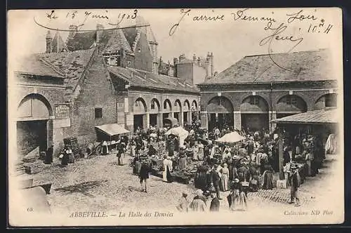 AK Abbeville, La Halle des Denrées avec foule animée