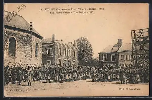 AK Corbie, Place Thiers, Défilé militaire 1915