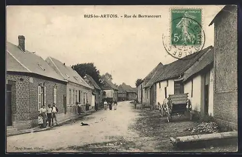 AK Bus-les-Artois, Rue de Bertrancourt avec charrette et habitants
