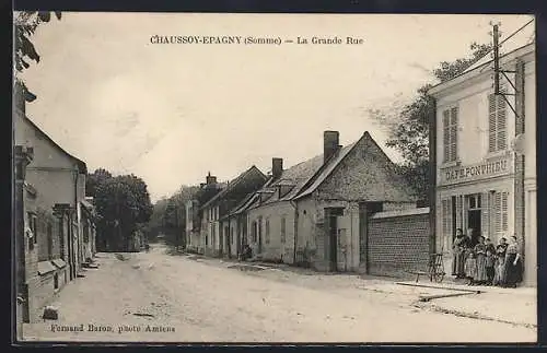 AK Chaussoy-Épagny, La Grande Rue avec le Café Ponthieu et passants