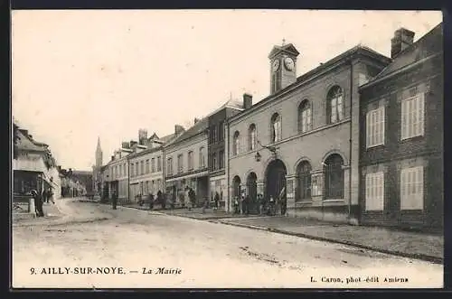 AK Ailly-sur-Noye, La Mairie en perspective sur la rue principale