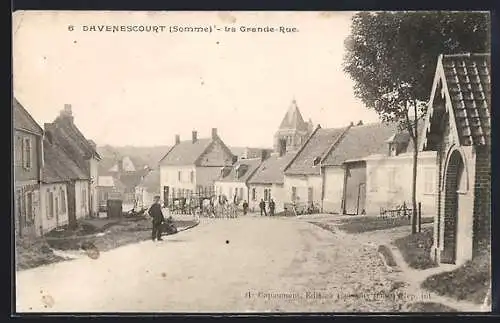 AK Davenescourt, la Grande-Rue animée avec passants et maisons anciennes