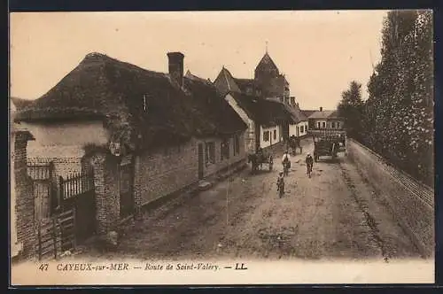 AK Cayeux-sur-Mer, Route de Saint-Valery avec maisons traditionnelles et passants