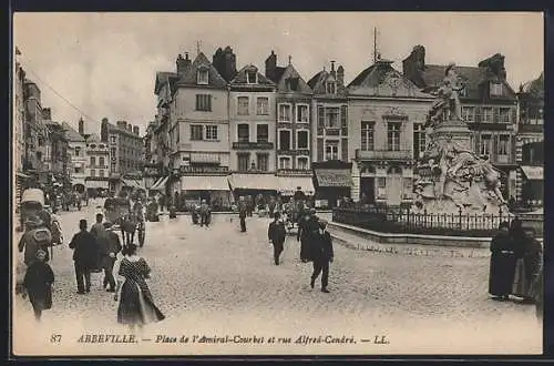 AK Abbeville, Place de l`Amiral-Courbet et rue Alfred-Cendre, animation urbaine et statue centrale