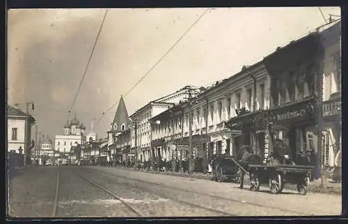 AK Pskow, Strassenpartie mit Blick zur Kirche